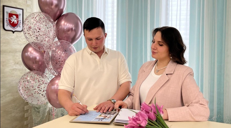  Розовую свадьбу торжественно отметила семья в Керчи